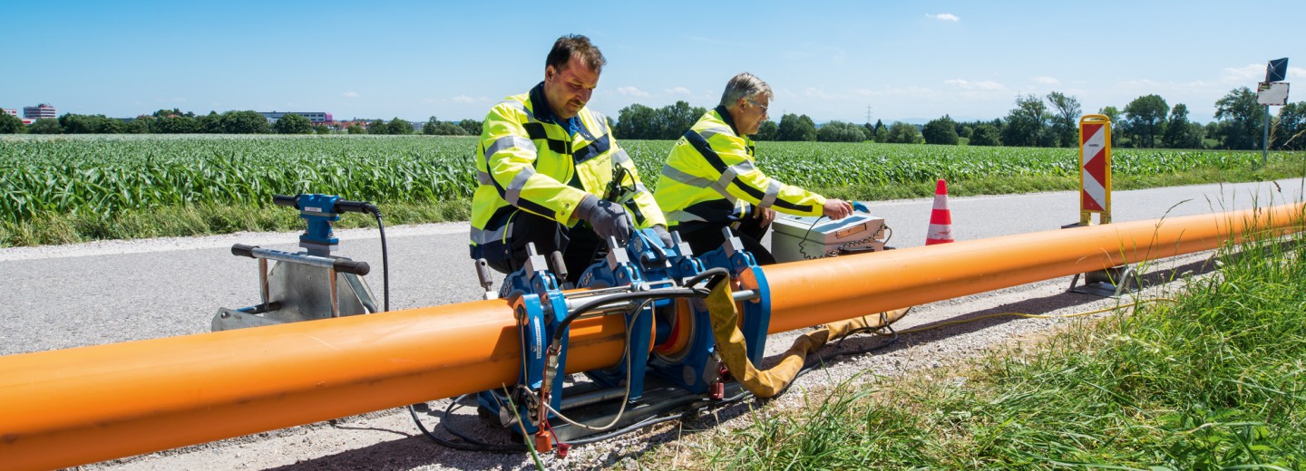 Mitarbeiter arbeiten auf der Baustelle an Gasleitungsrohren.