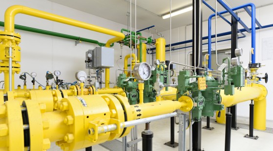 Erdgas-Übernahmestation mit gelben Rohren
