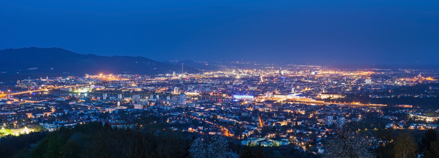 Eine Panoramaansicht der oberösterreichischen Landeshauptstadt Linz.