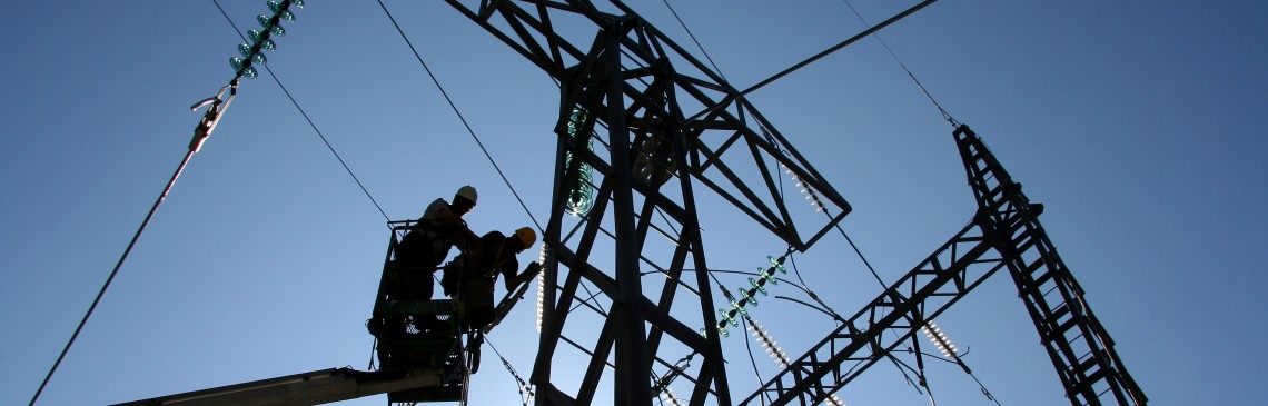 Zwei Arbeiter reparieren eine defekte Stromleitung