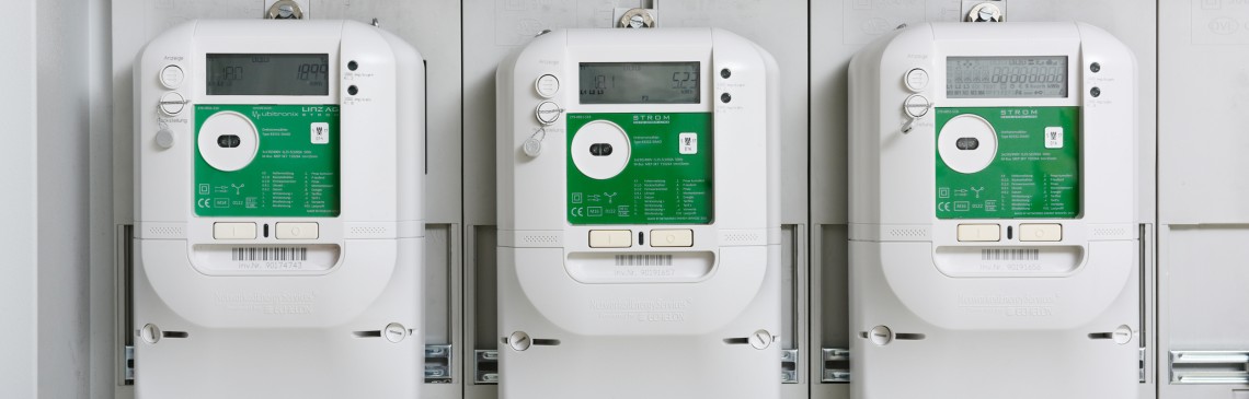 Drei nebeneinander montierte Smart Meter