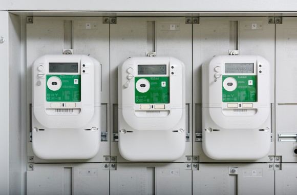 Drei nebeneinander montierte Smart Meter