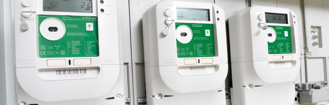 Drei nebeneinander montierte Smart Meter