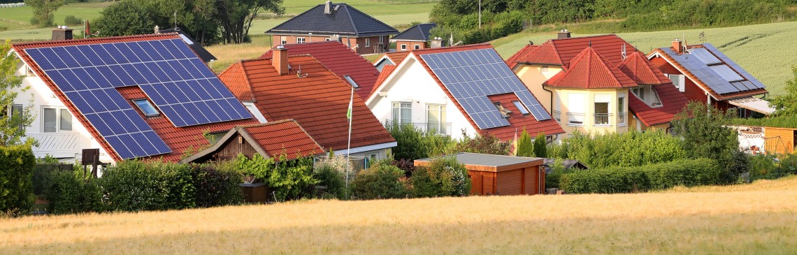 eine kleine Siedlung mit Einfamilienhäusern, welche eine PV Anlage auf den Dächern haben