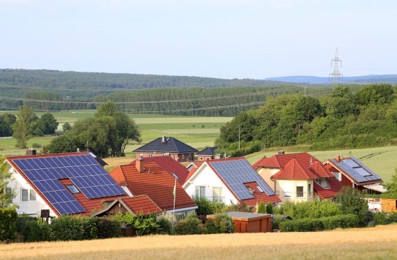 eine kleine Siedlung mit Einfamilienhäusern, welche eine PV Anlage auf den Dächern haben