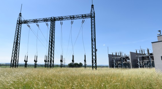 Umspannwerk, im Vordergrund eine Wiese